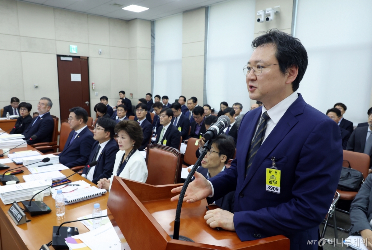 [서울=뉴시스] 고승민 기자 = 이재용 국가정보자원관리원장이 14일 서울 여의도 국회에서 열린 행정안전위원회의 행정안전부 등 국정감사에서 의원 질의에 답하고 있다. 2025.10.14. kkssmm99@newsis.com /사진=고승민