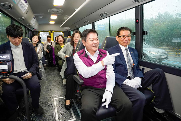 자율주행 마을버스 탑승한 이필형 동대문구청장. /사진=서울 동대문구청