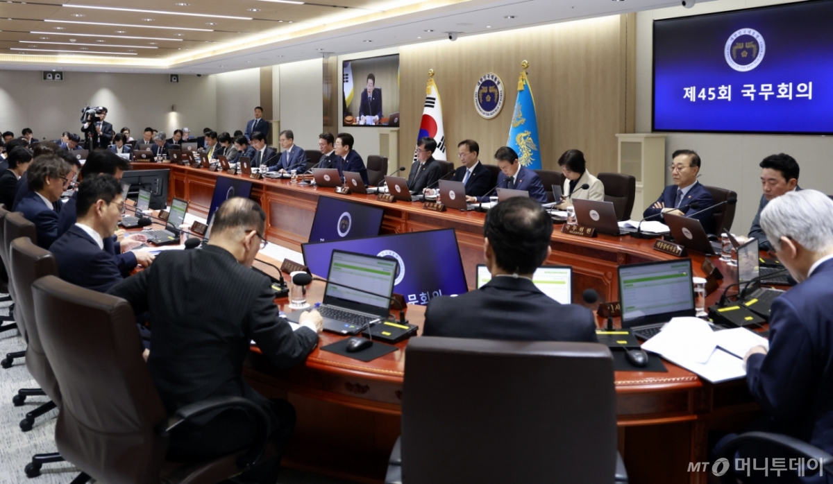 [서울=뉴시스] 최동준 기자 = 이재명 대통령이 14일 서울 용산 대통령실 청사에서 열린 국무회의에서 발언하고 있다. 2025.10.14. photocdj@newsis.com /사진=최동준