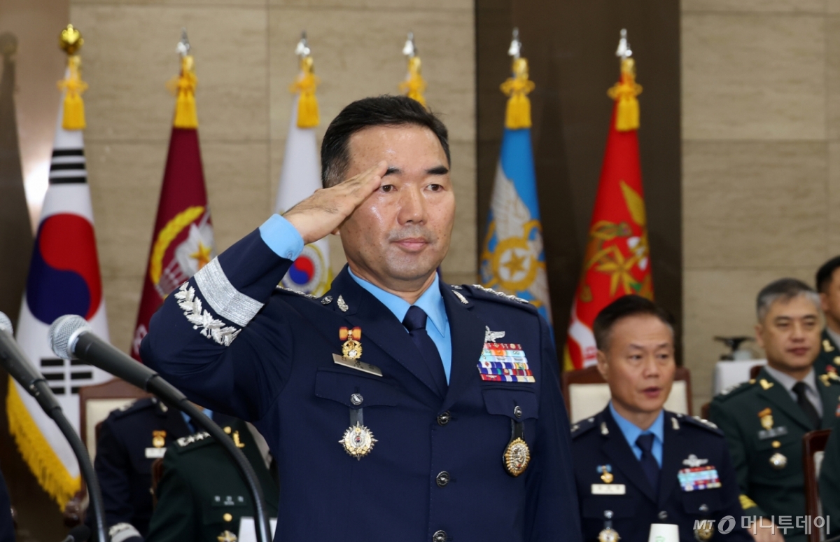 진영승 합동참모본부 의장(대장)이 14일 오전 서울 용산구 합동참모본부에서 열린 2025년 국정감사에서 증인 선서에 앞서 경례하고 있다. / 사진=뉴스1