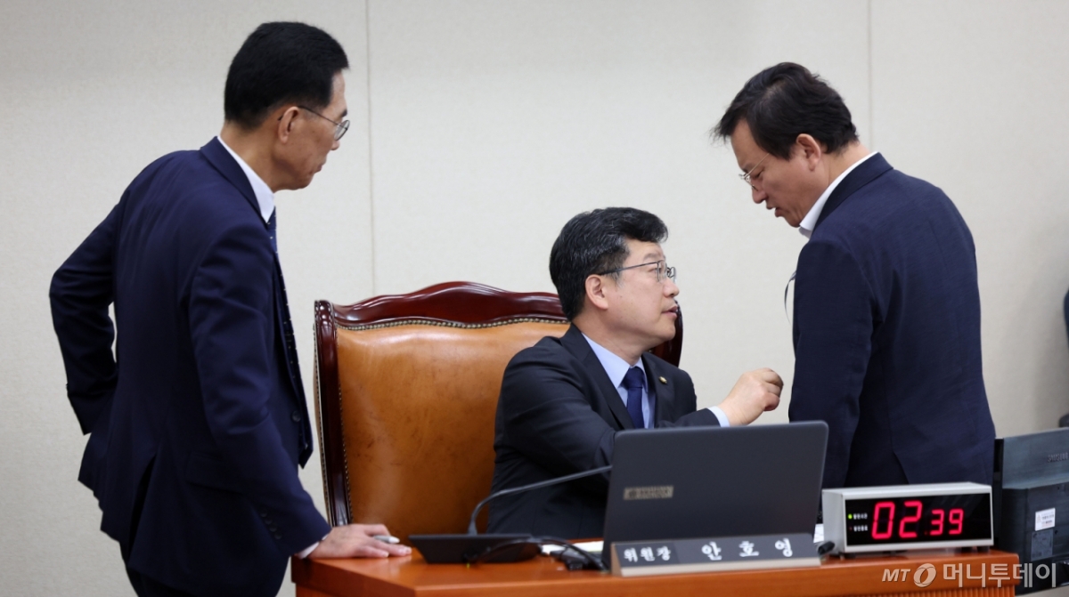 [서울=뉴시스] 김선웅 기자 = 안호영 국회 기후에너지환경노동위원장과 여야 간사 김주영, 김형동 의원이 14일 서울 여의도 국회에서 열린 기후에너지환경노동위원회의 기후에너지환경부에 대한 국정감사에서 피감기관 준비 미흡 등을 이유로 정회 여부를 논의하고 있다. 2025.10.14. mangusta@newsis.com /사진=김선웅