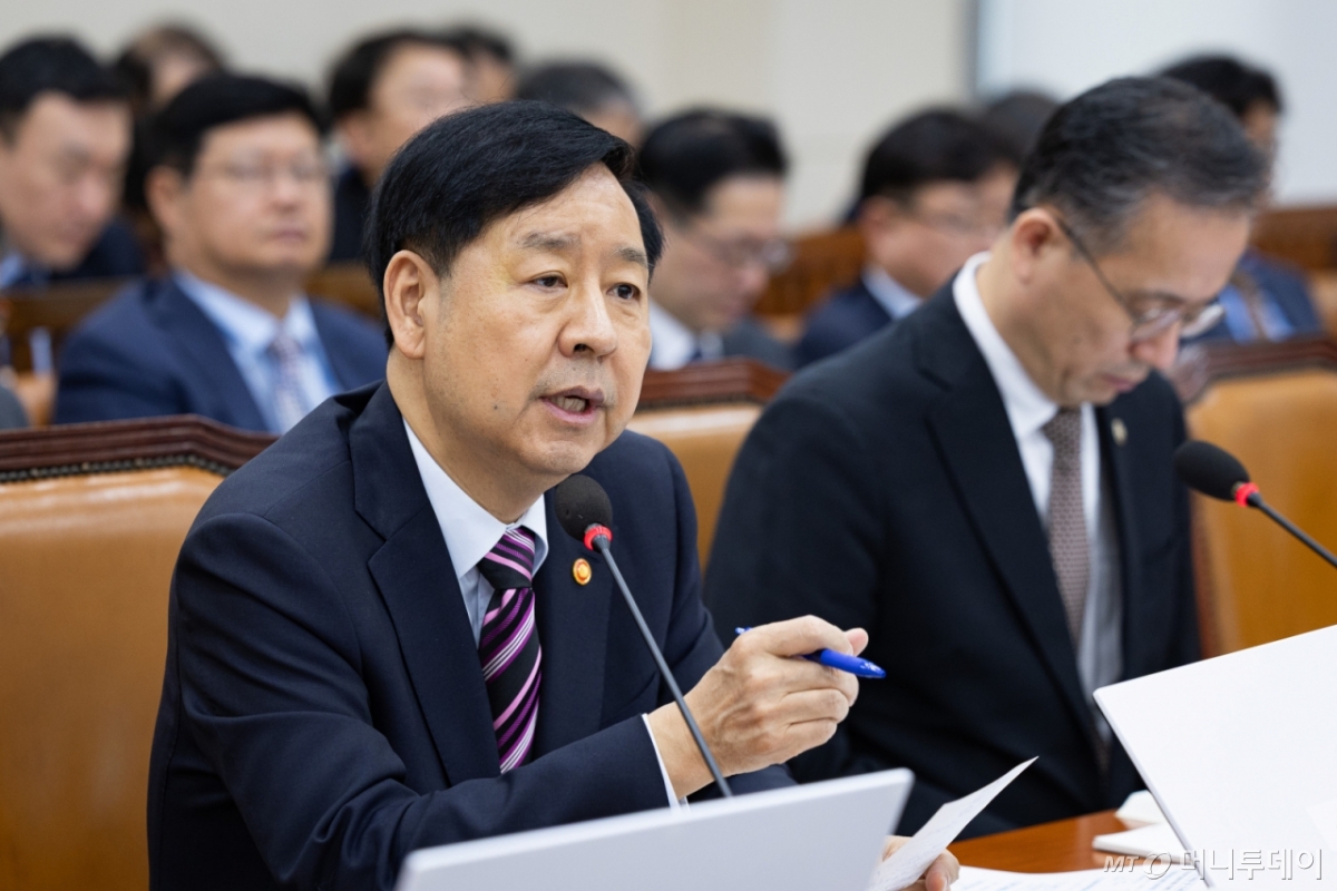 (서울=뉴스1) 유승관 기자 = 구윤철 부총리 겸 기획재정부 장관이 14일 서울 여의도 국회에서 열린 기획재정위원회의 기획재정부(조세정책)에 대한 국정감사에서 의원 질의에 답하고 있다. 2025.10.14/뉴스1  Copyright © 뉴스1. All rights reserved. 무단 전재 및 재배포,  AI학습 이용 금지. /사진=(서울=뉴스1) 유승관 기자