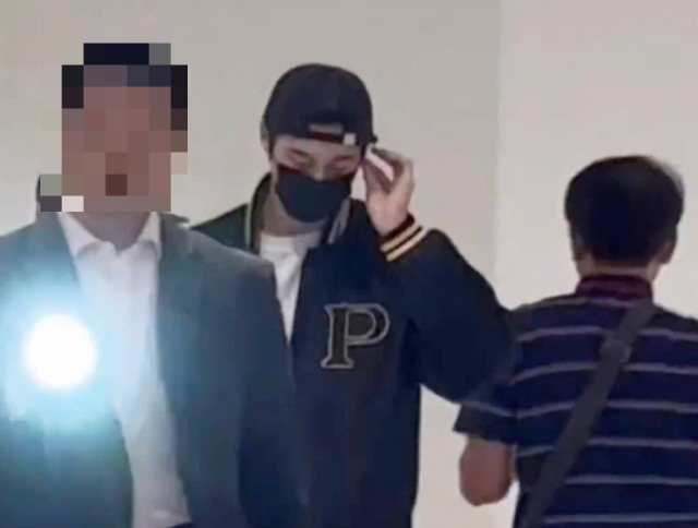 지난해 7월 인천국제공항에서 배우 변우석이 이동 중 이용객들에게 플래시를 비추는 경호원/ 사진 = SNS, 온라인 커뮤니티 갈무리