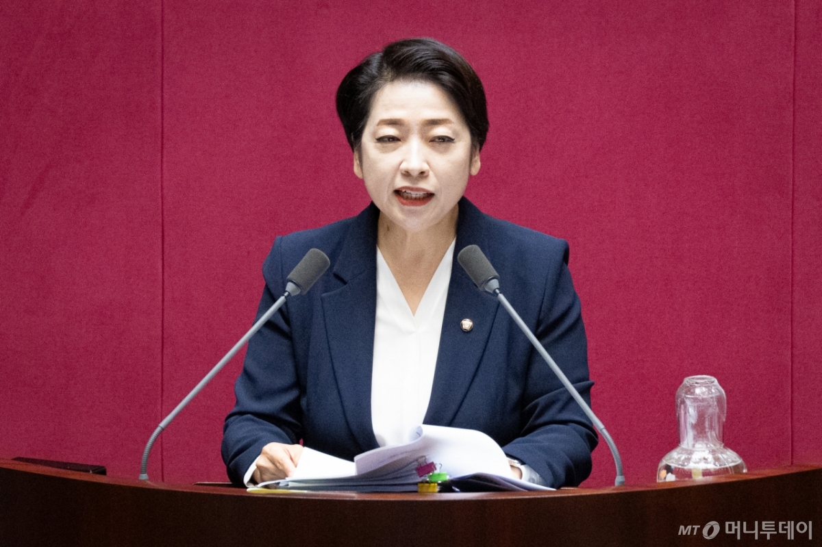 (서울=뉴스1) 유승관 기자 = 황정아 더불어민주당 의원이 27일 서울 여의도 국회에서 열린 제429회 국회(정기회) 제9차 본회의에서 방송미디어통신위원회의 설치 및 운영에 관한 법률안(대안)에 대한 무제한토론(필리버스터)을 하고 있다. 2025.9.27/뉴스1  Copyright © 뉴스1. All rights reserved. 무단 전재 및 재배포,  AI학습 이용 금지. /사진=(서울=뉴스1) 유승관 기자