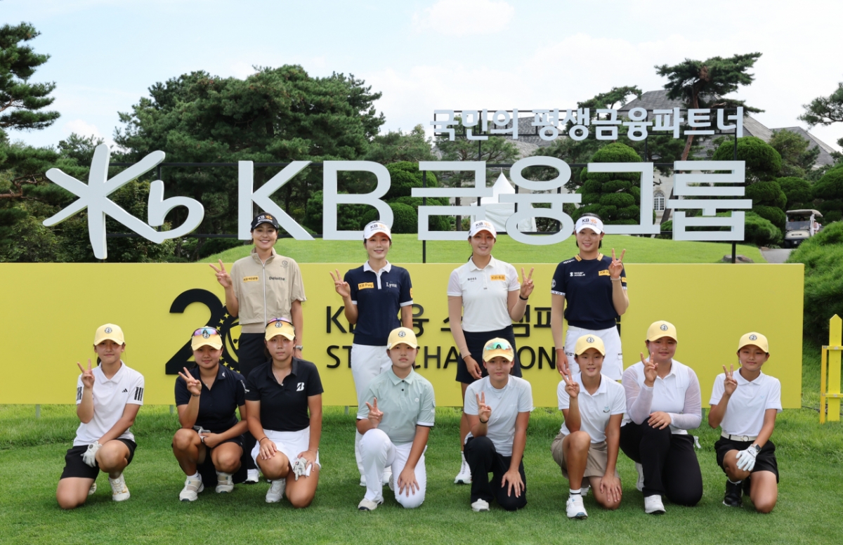 전인지, 안송이, 박예지, 방신실 선수가 꿈나무 선수들과 함께 기념 촬영을 하고 있다