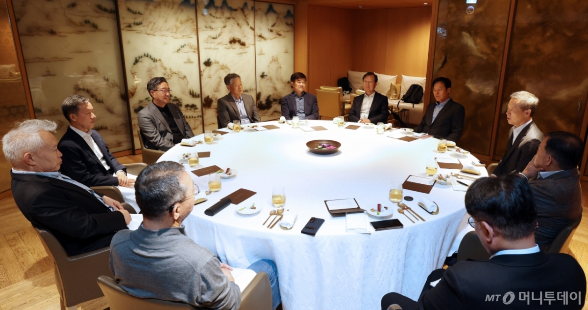 서울 을지로 롯데호텔에서 지난 13일 저녁 열린 글로벌코리아인사이츠(GK인사이츠) 고문단 출범 만찬에서 참석자들이 대화를 나누고 있다. 사진 왼쪽 첫번째부터 시계방향으로 백용호 글로벌코리아인사이츠 이사장 겸 머니투데이 상임고문, 최현만 전 미래에셋 회장, 전하진 전 한글과컴퓨터 대표, 최준근 전 한국HP대표, 정유성 전 삼성SDS 대표, 김종갑 전 한국전력 사장, 박정호 전 SK하이닉스 부회장, 홍선근 머니투데이 회장, 황각규 전 롯데지주 부회장,(한명 건너) 권영수 전 LG에너지솔루션 부회장. /사진=김창현 기자 chmt@