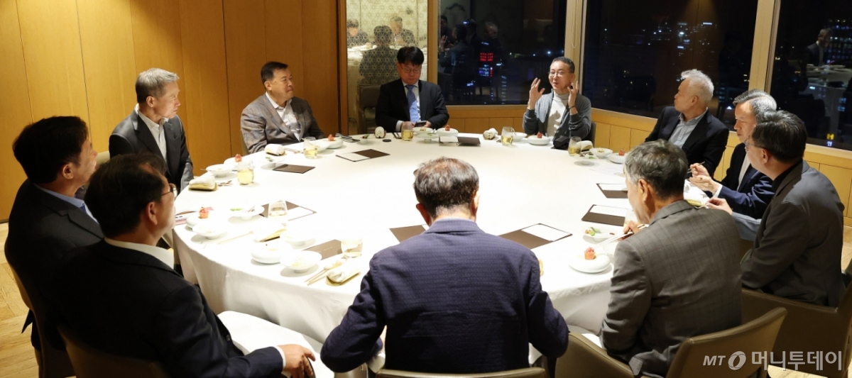 서울 을지로 롯데호텔에서 지난 13일 저녁 열린 글로벌코리아인사이츠(GK인사이츠) 고문단 출범 만찬에서 참석자들이 대화를 나누고 있다. 사진 왼쪽 첫번째 뒷모습부터 시계방향으로 박정호 전 SK하이닉스 부회장, 홍선근 머니투데이 회장,황각규 전 롯데지주 부회장, (한명 건너) 권영수 전 LG에너지솔루션 부회장. 백용호 글로벌코리아인사이츠 이사장 겸 머니투데이 상임고문, 최현만 전 미래에셋 회장, 전하진 전 한글과컴퓨터 대표, 최준근 전 한국HP대표, 정유성 전 삼성SDS 대표, 김종갑 전 한국전력 사장, /사진=김창현 기자 chmt@ 