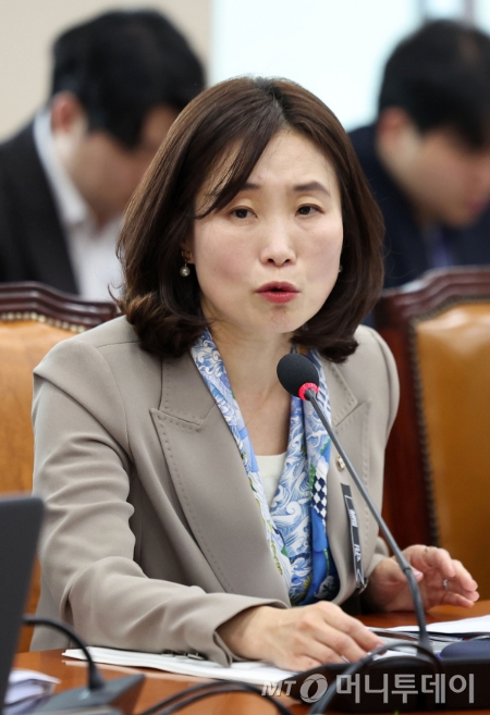 [서울=뉴시스] 김선웅 기자 = 김소희 국민의힘 의원이 14일 서울 여의도 국회에서 열린 기후에너지환경노동위원회의 기후에너지환경부에 대한 국정감사에서 의사진행발언을 하고 있다. 2025.10.14. mangusta@newsis.com /사진=김선웅