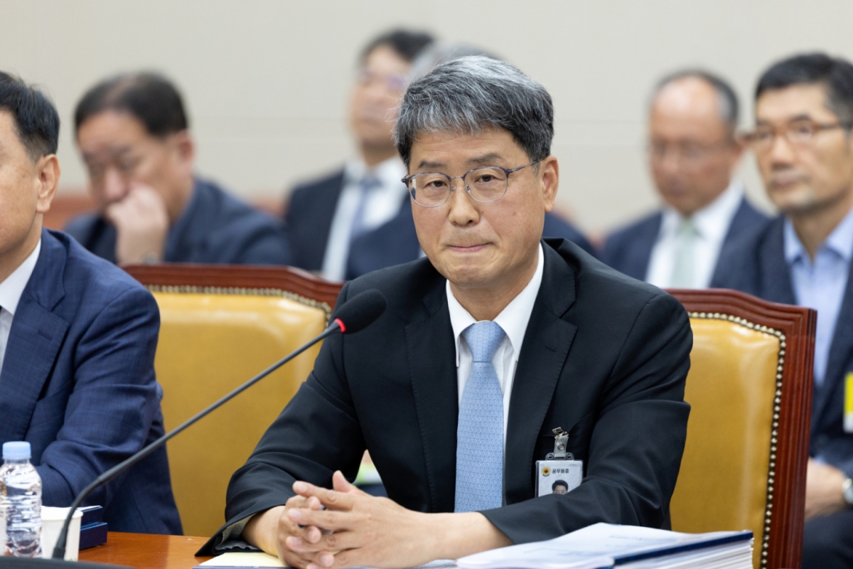 반상권 방송미디어통신위원회 위원장 직무대리 겸 대변인이 14일 서울 여의도 국회에서 열린 과학기술정보방송통신위원회 방송통신위원회 등에 대한 국정감사에 출석해 의원 질의에 답변을 머뭇거리고 있다./사진=뉴스1