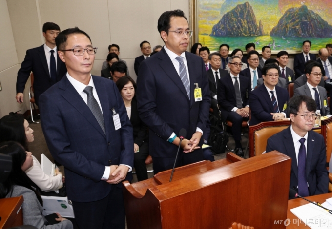 김명규 쿠팡이츠 대표(왼쪽)와 김범석 우아한형제들 대표가 14일 오후 서울 여의도 국회에서 열린 정무위원회 국정감사에 증인으로 출석해 의원들의 질의를 듣고 있다.