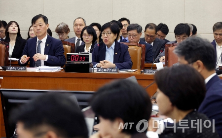 [서울=뉴시스] 조성봉 기자 = 정은경 보건복지부 장관이 14일 오전 서울 여의도 국회 보건복지위원회에서 열린 보건복지부 등에 대한 국정감사에서 의원의 질의에 답변하고 있다. 2025.10.14. suncho21@newsis.com /사진=조성봉