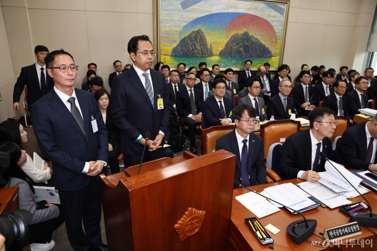 (서울=뉴스1) 구윤성 기자 = 김명규 쿠팡이츠 대표(왼쪽)와 김범석 우아한형제들 대표가 14일 오후 서울 여의도 국회에서 열린 정무위원회 국정감사에 증인으로 출석해 의원들의 질의를 듣고 있다. 2025.10.14/뉴스1  Copyright © 뉴스1. All rights reserved. 무단 전재 및 재배포,  AI학습 이용 금지. /사진=(서울=뉴스1) 구윤성 기자