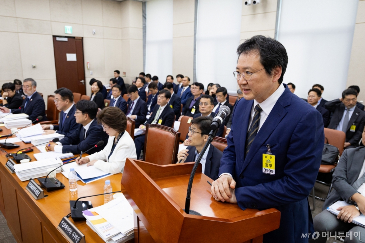 (서울=뉴스1) 유승관 기자 = 이재용 국가정보자원관리원장이 14일 서울 여의도 국회에서 열린 행정안전위원회의 행정안전부 등에 대한 국정감사에서 의원질의에 답하고 있다. 2025.10.14/뉴스1  Copyright © 뉴스1. All rights reserved. 무단 전재 및 재배포,  AI학습 이용 금지. /사진=(서울=뉴스1) 유승관 기자