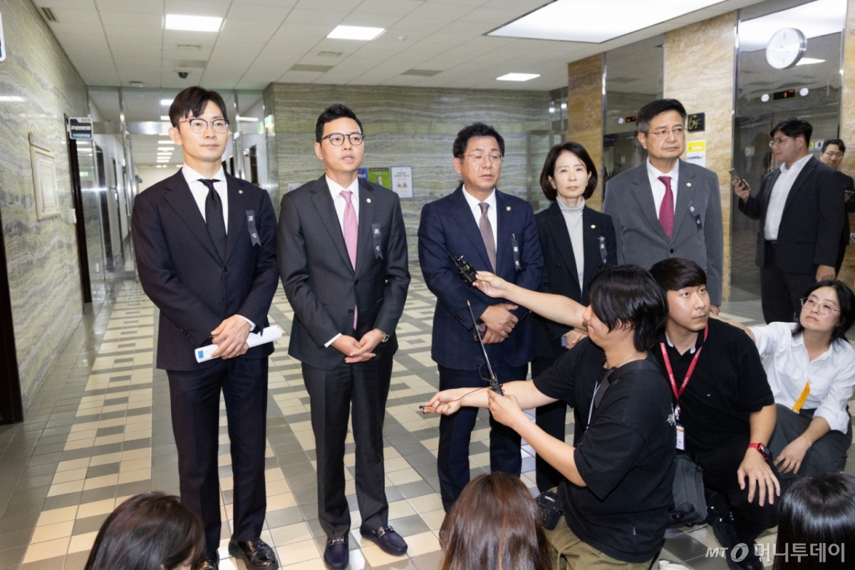 (서울=뉴스1) 이승배 기자 = 14일 서울 여의도 국회에서 열린 과학기술정보방송통신위원회 방송통신위원회 등에 대한 국정감사에서 박정훈 국민의힘 의원을 비롯한 위원들이 김우영 더불어민주당 의원 질의 중 문자메시지 공개와 관련해 입장을 밝히고 있다. 2025.10.14/뉴스1  Copyright © 뉴스1. All rights reserved. 무단 전재 및 재배포,  AI학습 이용 금지. /사진=(서울=뉴스1) 이승배 기자