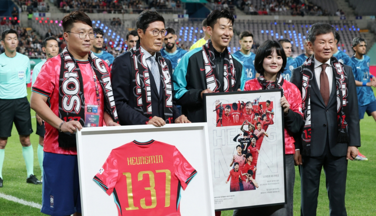 브라질전 출전으로 한국 축구 A매치 최다 출전(137경기) 금자탑을 쌓은 손흥민이 이번에도 선발로 나서며 138경기로 기록을 늘렸다. 차범근 전 감독이 경기장을 찾아 손흥민에게 기념 유니폼을 직접 전달하고 있다.