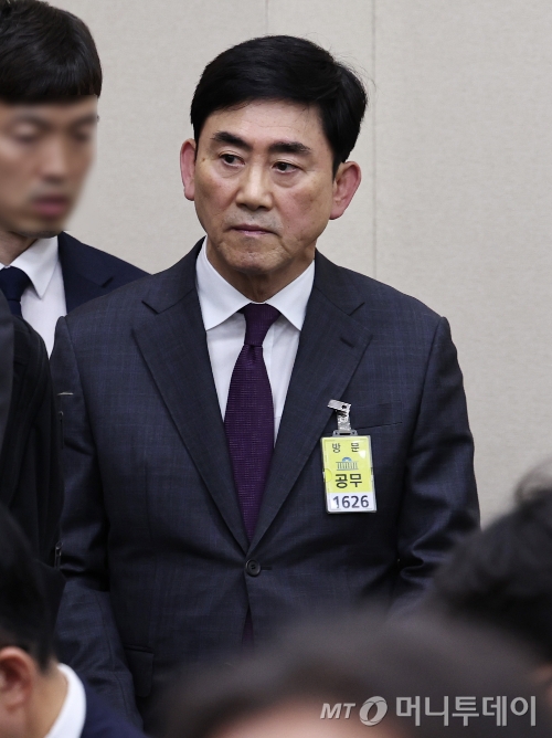 (서울=뉴스1) 구윤성 기자 = 송종화 교촌F&B 대표가 14일 오후 서울 여의도 국회에서 열린 정무위원회 국정감사에 증인으로 출석하고 있다. 2025.10.14/뉴스1 Copyright © 뉴스1. All rights reserved. 무단 전재 및 재배포, AI학습 이용 금지. /사진=(서울=뉴스1) 구윤성 기자