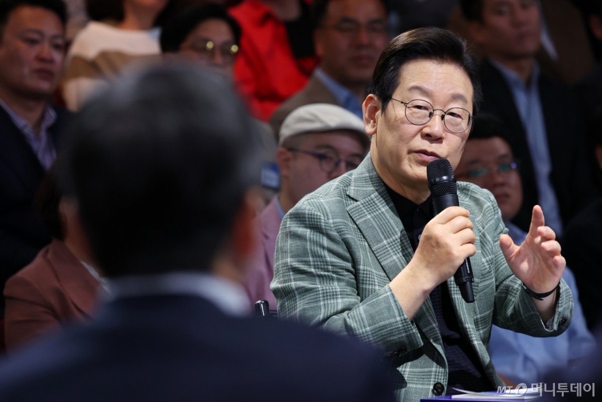 [서울=뉴시스] 고범준 기자 = 이재명 대통령이 14일 서울 동대문구 콘텐츠문화광장에서 열린 디지털토크라이브 '국민의 목소리, 정책이 되다'에서 발언하고 있다. (대통령실통신사진기자단) 2025.10.14. bjko@newsis.com /사진=