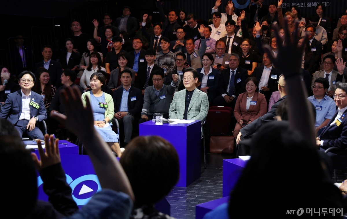 [서울=뉴시스] 고범준 기자 = 이재명 대통령이 14일 서울 동대문구 콘텐츠문화광장에서 열린 디지털토크라이브 '국민의 목소리, 정책이 되다'에서 발언을 요청하는 참석자들을 바라보고 있다. (대통령실통신사진기자단) 2025.10.14. bjko@newsis.com /사진=