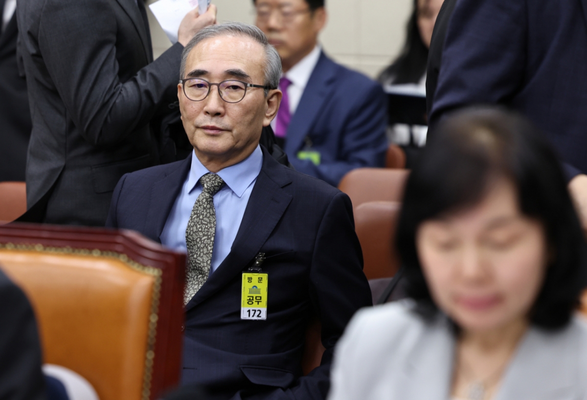 김영섭 KT 대표이사가 14일 오후 서울 여의도 국회에서 열린 정무위원회 국정감사에 증인으로 출석해 자리하고 있다. 오른쪽은 송경희 개인정보보호위원장./사진=뉴스1