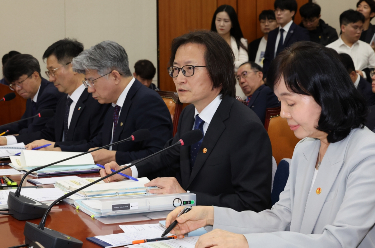 주병기 공정거래위원장이 14일 오후 서울 여의도 국회에서 열린 정무위원회 국정감사에서 의원들의 질의에 답하고 있다. /사진=뉴시스