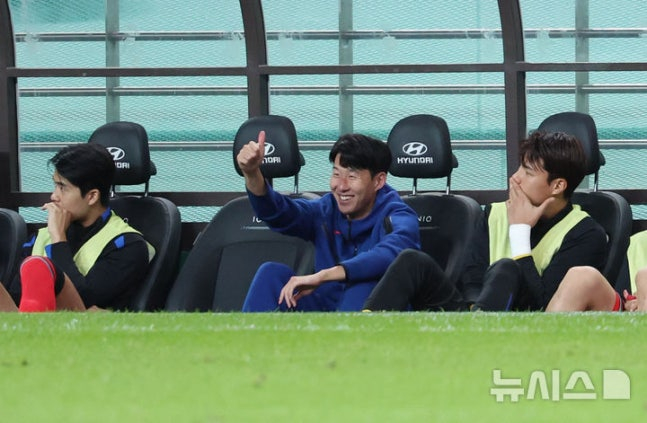 14일 오후 서울 마포구 서울월드컵경기장에서 열린 하나은행 초청 축구국가대표팀 친선경기 대한민국과 파라과이의 경기 후반전, 대한민국 손흥민이 황인범의 슈팅에 엄지를 들어보이고 있다. /사진=뉴시스