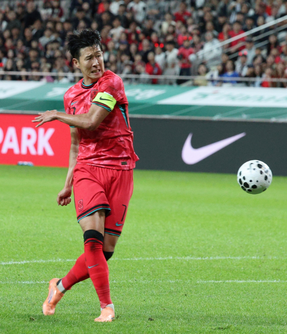 한국 축구 국가대표팀이 14일 서울월드컵경기장에서 파라과이 대표팀과 친선경기를 벌였다. 손흥민이 자신에게 패스된 공을 흘리고 있다. /사진=김진경 대기자