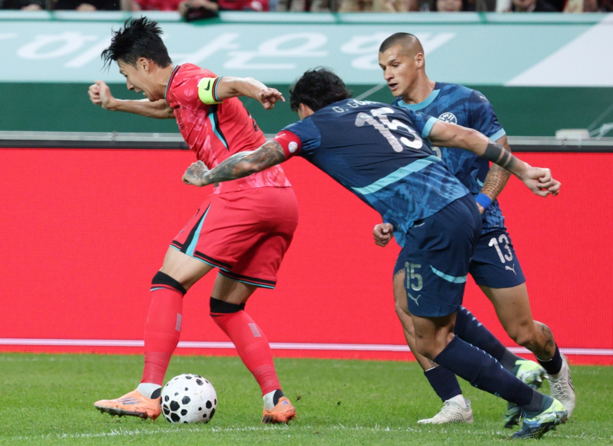 한국 축구 국가대표팀이 14일 서울월드컵경기장에서 파라과이 대표팀과 친선경기를 벌였다. 손흥민이 파라과이 고메스를 제치고 패스할 곳을 찾고 있다. /사진=김진경 대기자