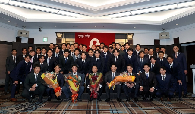 초노 히사요시의 은퇴식을 축하러 온 요미우리 선수 및 직원들. /사진=요미우리 자이언츠 공식 SNS
