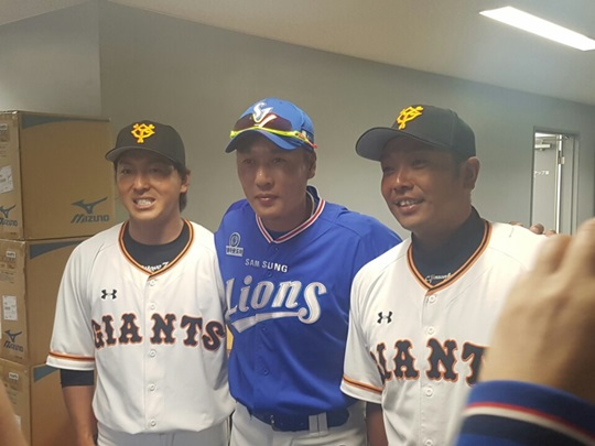 2017년 2월 오키나와에서 해후한 초노 히사요시(왼쪽)와 이승엽, 아베 신노스케 요미우리 현 감독. /사진=삼성 라이온즈