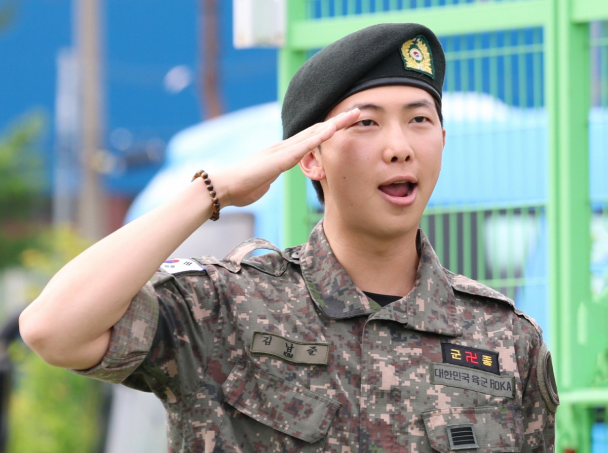 지난 6월10일 방탄소년단(BTS)의 RM(김남준, 30)이 강원도 춘천시 신북읍 체육공원 축구장에서 군 복무를 마친 뒤 전역 인사를 하고 있다/사진=뉴스1