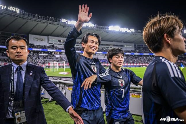 일본 국가대표 선수들이 14일 도쿄 아지노모토 스타디움에서 열린 일본과 브라질의 친선경기 승리 후 경기장을 돌며 인사하고 있다. /AFPBBNews=뉴스1