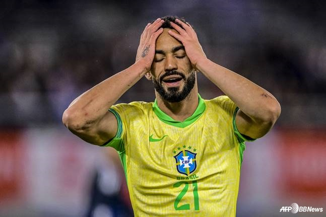 마테우스 쿠냐(맨체스터 유나이티드)가 14일 도쿄 아지노모토 스타디움에서 열린 일본과 브라질의 친선경기 중 머리를 감싸쥐고 있다. /AFPBBNews=뉴스1