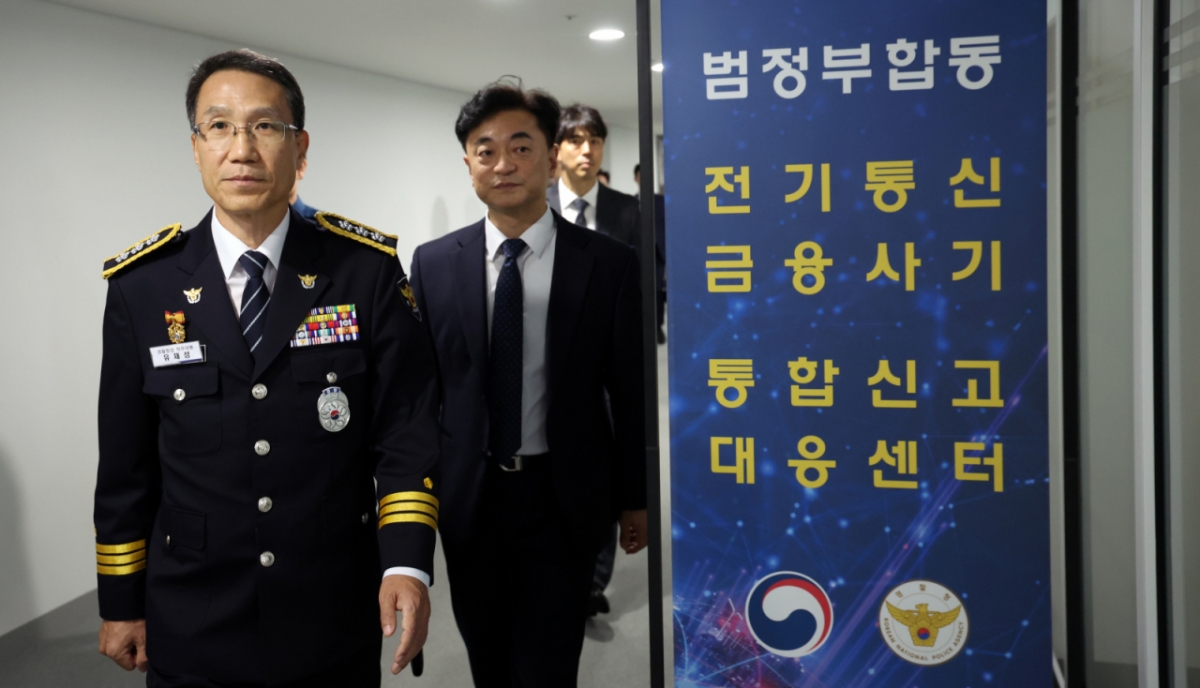 유재성 경찰청장직무대행이 15일 서울 종로구 KT 광화문빌딩 WEST에 마련된 범정부 합동 전기통신 금융사기 통합대응단 개소식을 마치고 신고대응센터 상담팀 현황을 살펴보고 있다. /사진=뉴스1.