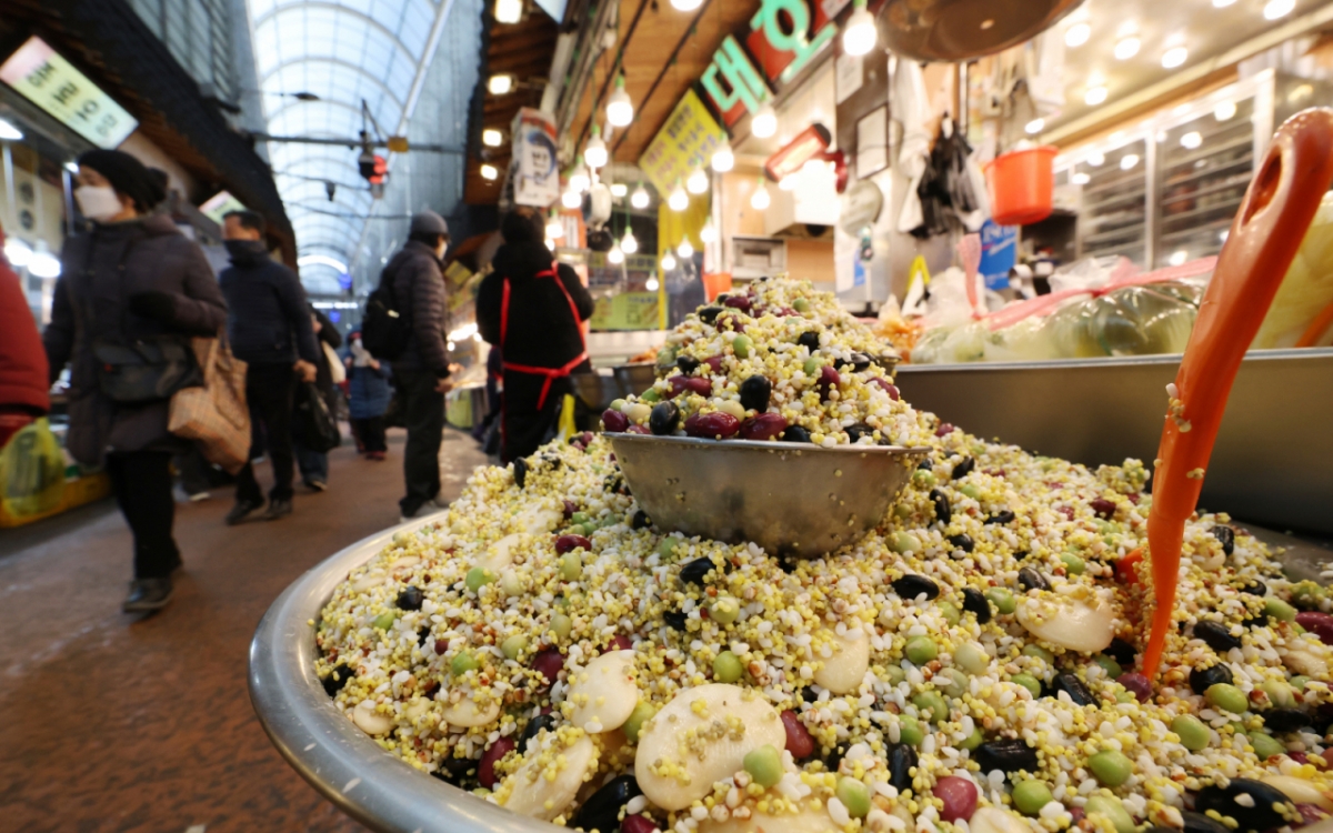 정월대보름을 이틀 앞둔 지난 2월 10일 오후 경기 수원시 팔달구 못골시장에서 상인들이 잡곡을 판매하고 있다. 사진을 기사와 직접적인 상관이 없습니다./사진=뉴스1