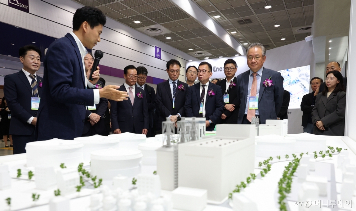 [서울=뉴시스] 김선웅 기자 = 15일 서울 강남구 코엑스에서 열린 에너지 밸류체인 특화 전시회 '스마트 에너지 플러스 2025'(국회수소경제포럼 주최, 머니투데이·코엑스 주관)에서 강호병 머니투데이 대표이사 사장 등 참석자들이 부스를 방문해 설명을 듣고 있다. 2025.10.15. mangusta@newsis.com /사진=김선웅