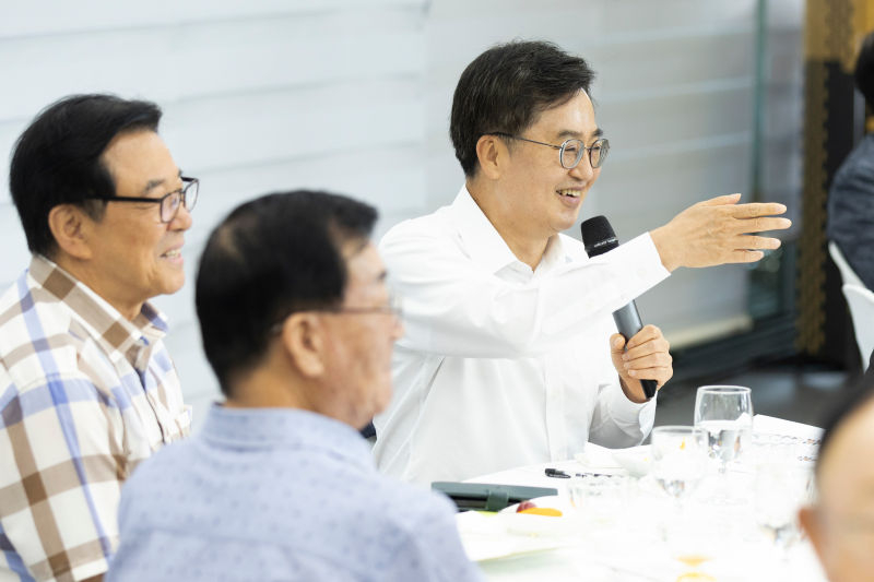 지난 8월7일 도담소에서 김동연 경기도지사(오른쪽)가 대한노인회 경기도연합회 회원들과 오찬 간담회를 하고 있다. 이 자리에서 김 지사는 경로당과 마을회관에 무더위쉼터, 취약계층 냉방비를 긴급 지원하겠다고 약속했다./사진제공=경기도