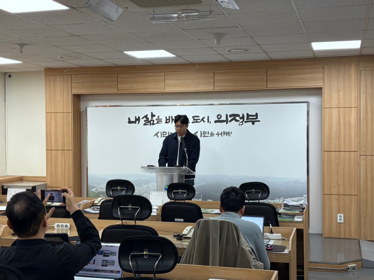 15일 오전 의정부시청에서 열린 기자회견에서 전수만 고산신도시 연합 회장이 성명을 발표하고 있다. /사진제공=독자