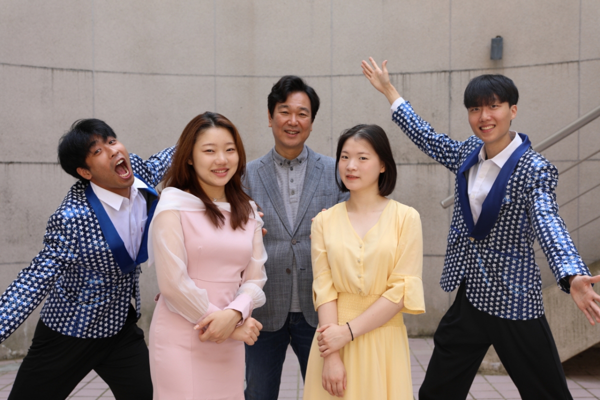 김찬영 뮤지컬전공 교수(가운데)가 뮤지컬 공연 팀과 기념촬영하고 있다./사진제공=대경대