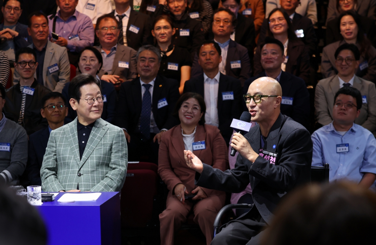 이재명 대통령이 14일 열린 디지털토크라이브 '국민의 목소리, 정책이 되다'에서 홍석천 발언을 듣고 있다. /사진=대통령실통신사진기자단