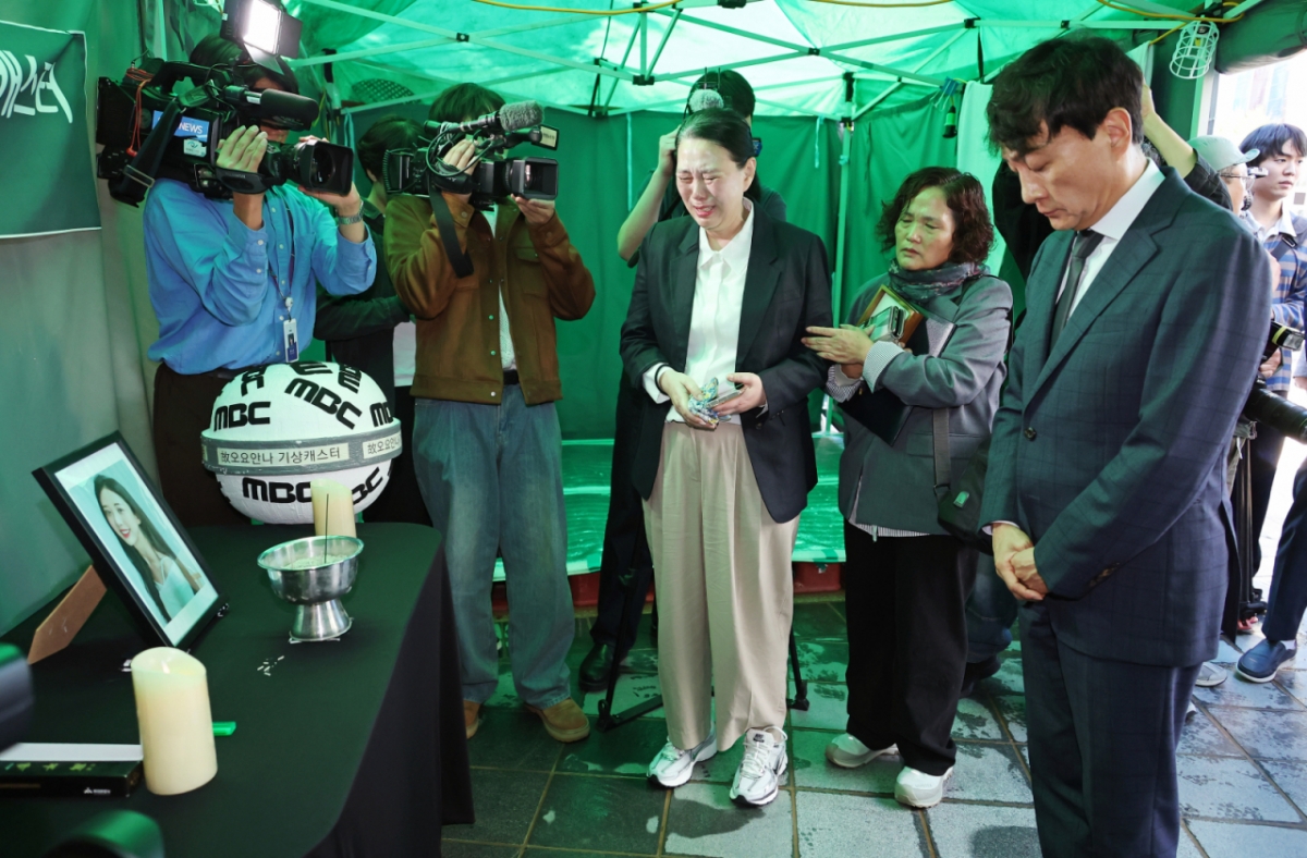 안형준 MBC 사장(오른쪽)이 15일 서울 마포구 상암동 MBC에서 진행된 고 오요안나 유족 기자회견을 마친 뒤 고인의 어머니 장연미씨와 분향소를 찾아 분향을 하고 있다. /사진=스타뉴스.