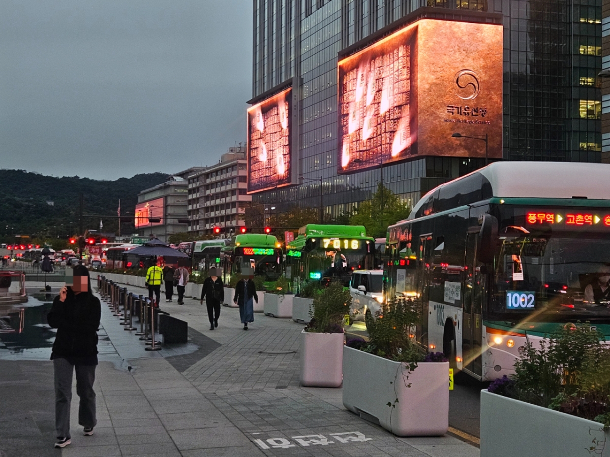 전날 오후 6시쯤 서울 광화문광장 인근 퇴근길 도로는 혼잡했다. 버스 통행은 줄줄이 미뤄져 시민들은 지하철로 발길을 옮겼다. /사진=박상혁 기자.