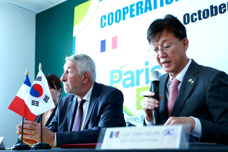 이민근 안산시장(오른쪽)이 파리 동부행정구역 본부에서 열린 국제협력 간담회에서 경제자유구역 투자유치를 위해 안산사이언스밸리지구의 우수한 투자 여건을 설명하고 있다./사진제공=안산시