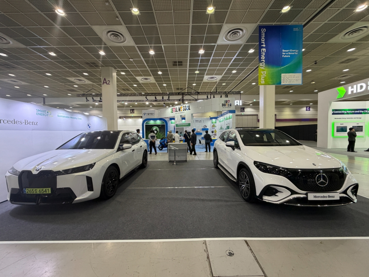 15일 '스마트에너지플러스(SEP) 2025'에 메르세데스-벤츠의 'EQE 500 4MATIC SUV'(오른쪽)와 BMW의 '뉴 iX'이 전시돼 있다./사진= 임찬영 기자