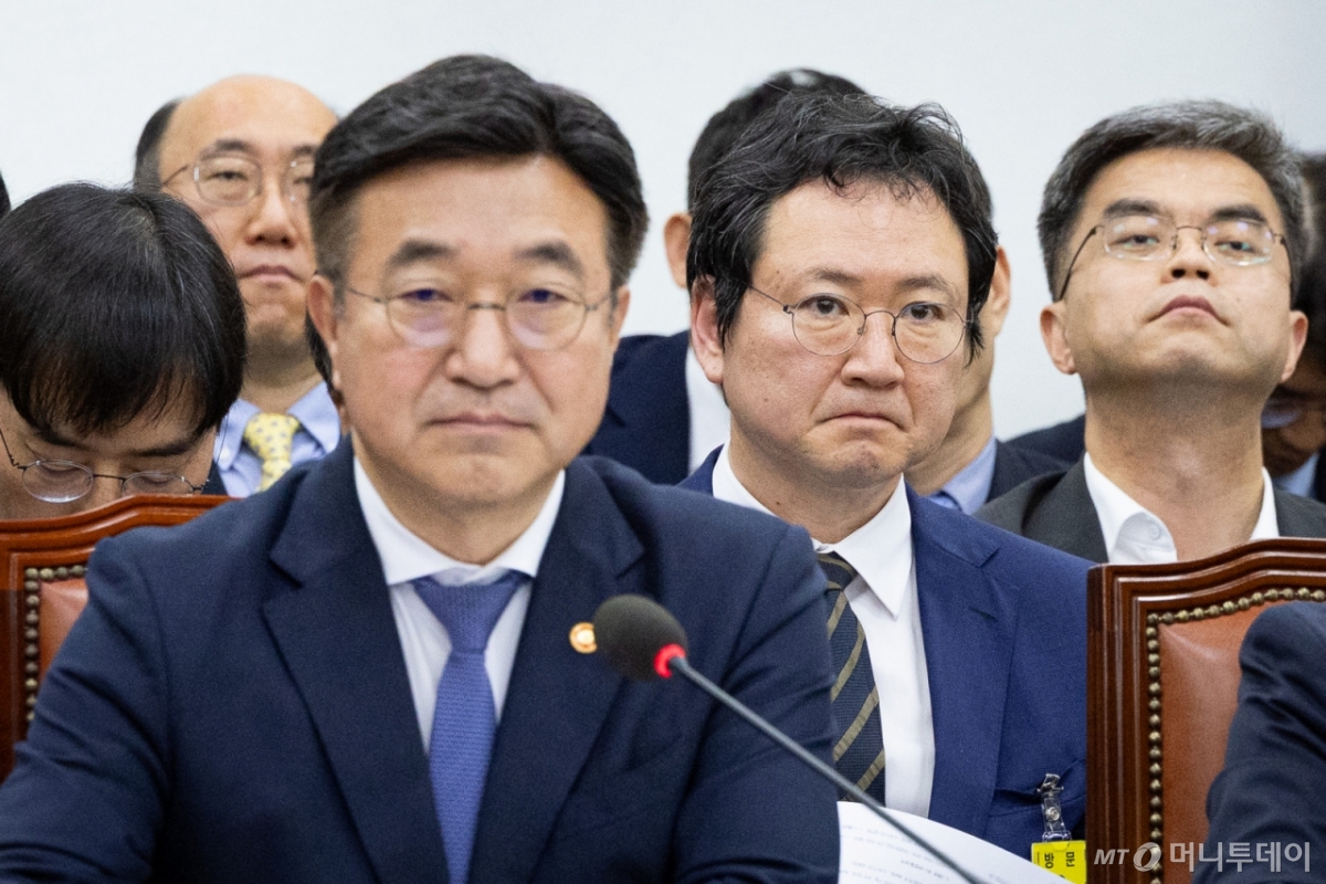 (서울=뉴스1) 유승관 기자 = 이재용 국가정보자원관리원장이 14일 서울 여의도 국회에서 열린 행정안전위원회의 행정안전부 등에 대한 국정감사에서 의원질의를 듣고 있다. 왼쪽 앞은 윤호중 행정안전부 장관. 2025.10.14/뉴스1 Copyright © 뉴스1. All rights reserved. 무단 전재 및 재배포, AI학습 이용 금지. /사진=(서울=뉴스1) 유승관 기자