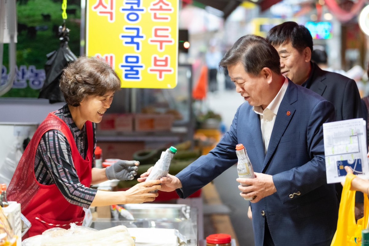 박승원 광명시장이 관내 전통시장에서 물품을 구매하는 모습./사진제공=광명시