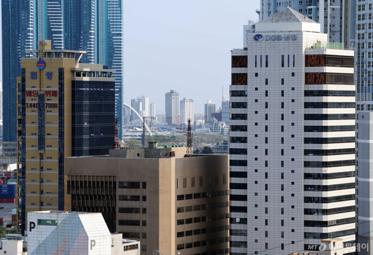 해양수산부는 이전 청사 위치를 부산 동구 소재 IM빌딩(본관·사진 오른쪽)과 협성타워(별관·왼쪽)로 결정했다./사진=뉴시스. /사진=하경민