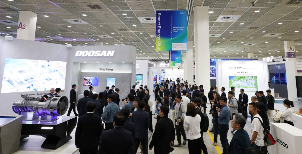 15일 서울 코엑스에서 열린 '스마트에너지플러스(SEP 2025'에 관람객들이 부스를 보고 있다./사진=이기범 기자