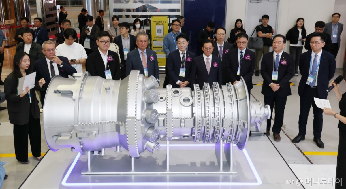 15일 서울 강남구 코엑스에서 열린 '스마트에너지플러스 2025' 개막식에서 강호병 머니투데이 대표, 이규연 대통령비서실 홍보소통수석, 이종배, 정태호 국회수소경제포럼 공동대표 의원 등 주요 참석자들이 두산에너빌리티의 수소터빈 모형을 살펴보고 있다. /사진=이기범 기자 leekb@