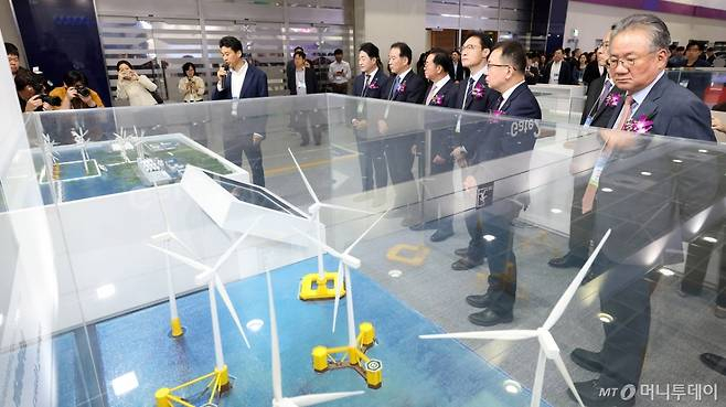 15일 서울 강남구 코엑스에서 열린 '스마트에너지플러스 2025' 개막식에서 강호병 머니투데이 대표, 이규연 대통령비서실 홍보소통수석, 이종배, 정태호 국회수소경제포럼 공동대표 의원 등 주요 참석자들이 포스코 부스를 둘러보고 있다./사진=김창현 기자