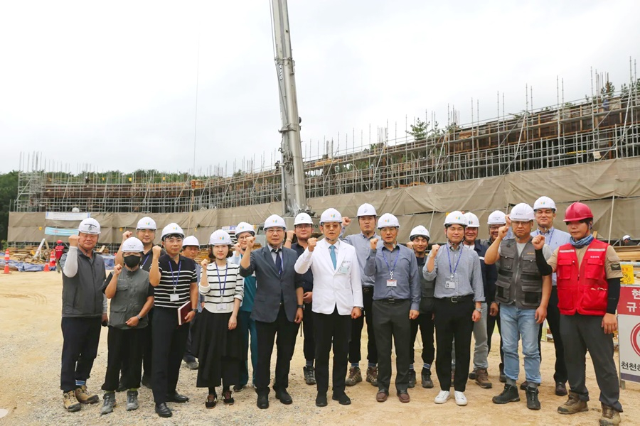 황수현 창원경상국립대병원장(앞줄 왼쪽에서 6번째)이 안전점검을 하고 병원 경영진·현장 근로자와 안전관리 의지를 다지고 있다./사진제공=창원경상국립대병원